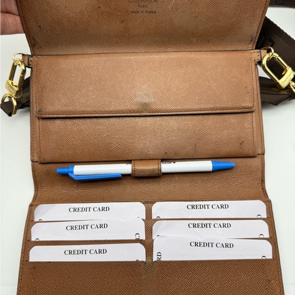 Authentic International Wallet - Picture 4 of 11